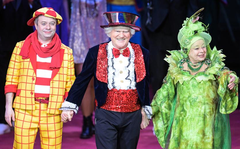 Артисты Дмитрий, Юрий и Елена Куклачевы (слева направо) после спектакля «Самый добрый клоун» в культурном центре «Сайдаш» в Казани