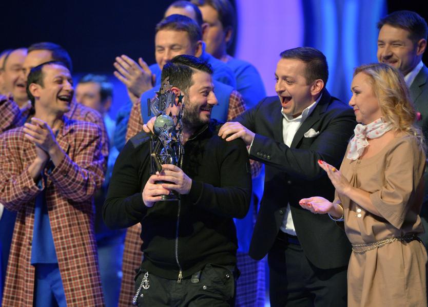 Михаил Галустян (в центре) на  игре Клуба веселых и находчивых (КВН)