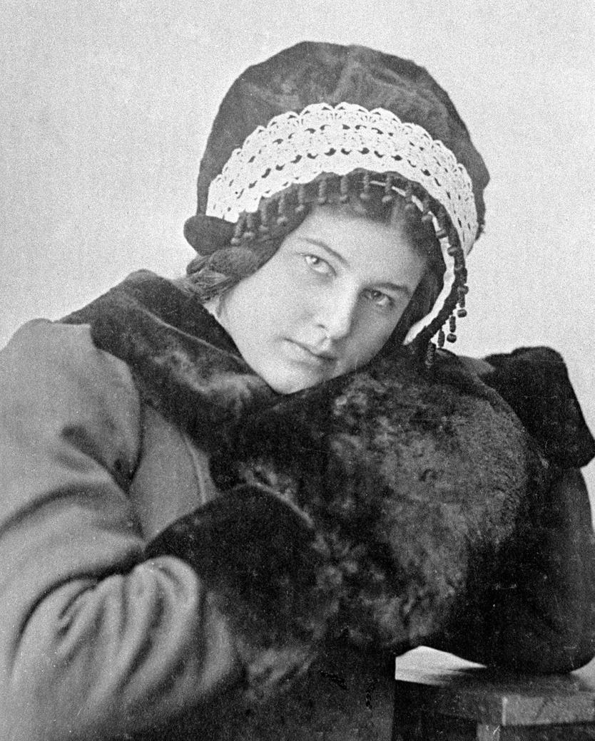 Советская писательница Лариса Михайловна Рейснер (1895-1926) в юности.