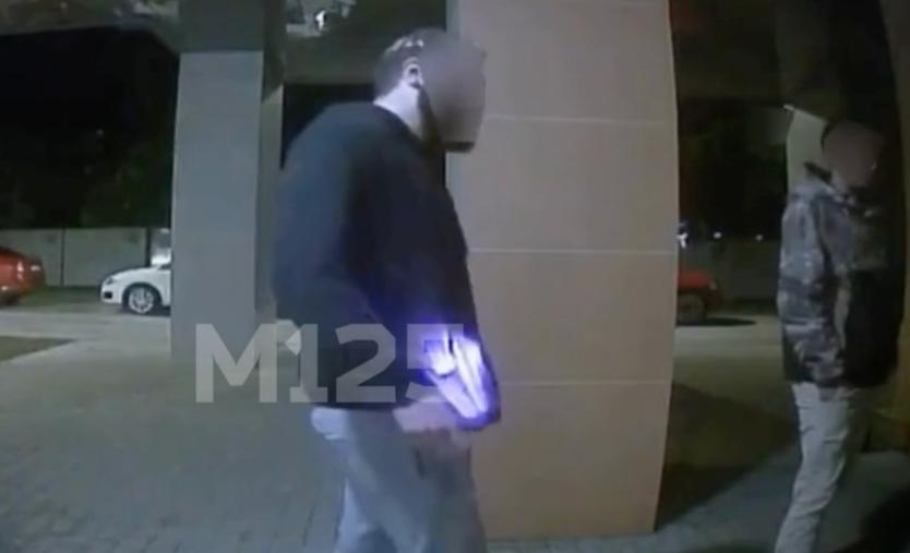 «Лужи крови в подъезде». Соседи жалуются на странных агрессивных чужаков