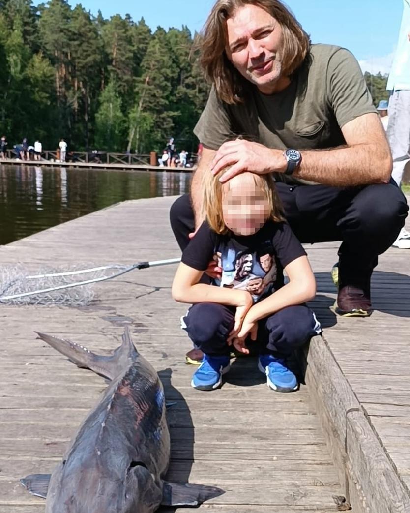 Дмитрий Маликов с ребенком наловил рыбы и рассорил россиян. Они не смогли решить, рыбачил певец с сыном или с внуком