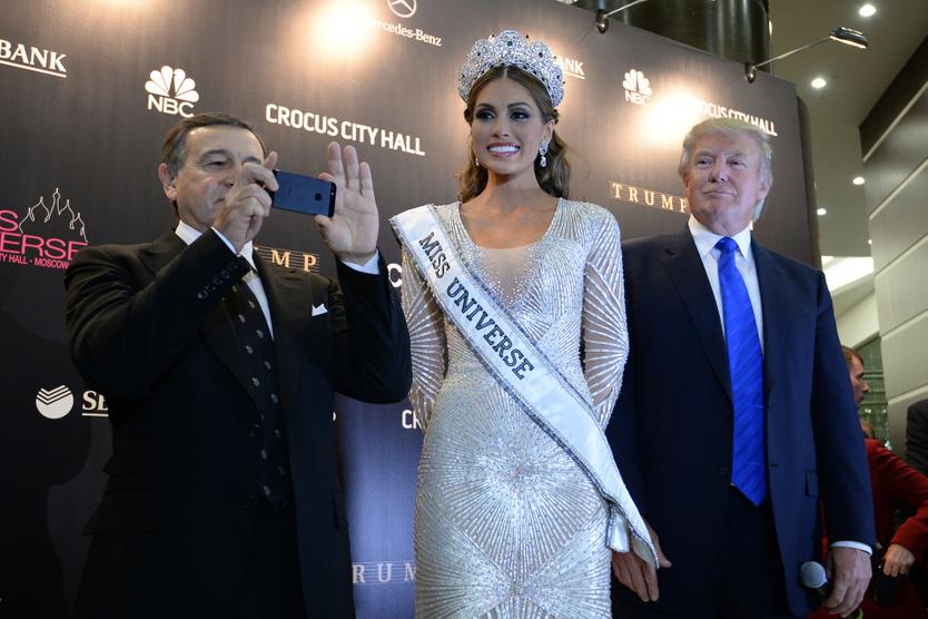 Президент Crocus Group Арас Агаларов (слева), победительница конкурса «Мисс Вселенная 2013» из Венесуэлы Габриэла Ислер и американский миллиардер и телеведущий Дональд Трамп на церемонии награждения в «Крокус Сити Холле»