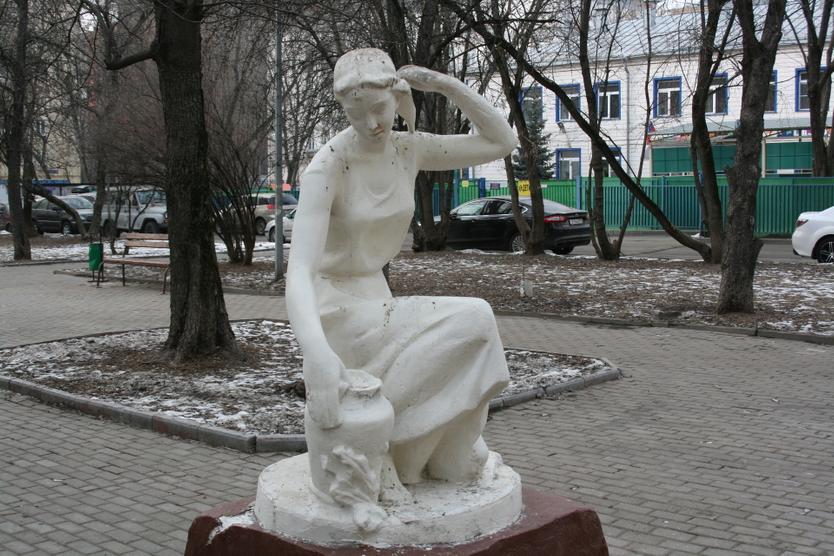 Лоси, спортсмены и читающие пионерки. Какие советские скульптуры в московских дворах дожили до наших дней