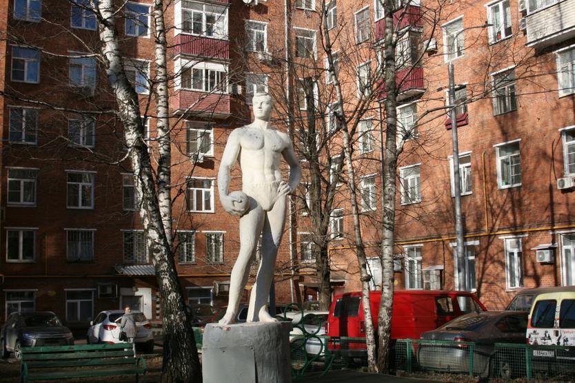 Лоси, спортсмены и читающие пионерки. Какие советские скульптуры в московских дворах дожили до наших дней