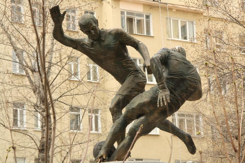 Лоси, спортсмены и читающие пионерки. Какие советские скульптуры в московских дворах дожили до наших дней