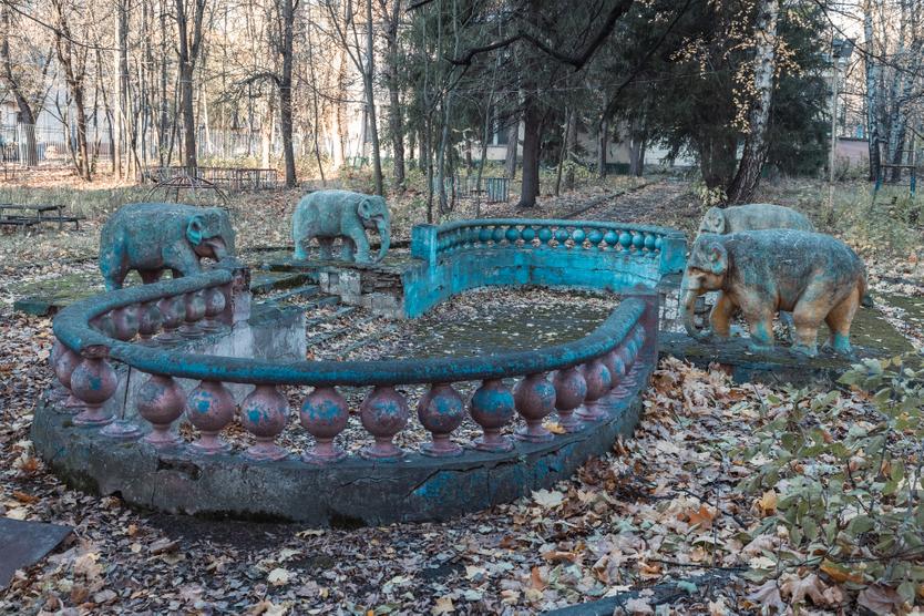 Лоси, спортсмены и читающие пионерки. Какие советские скульптуры в московских дворах дожили до наших дней