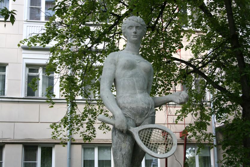 Лоси, спортсмены и читающие пионерки. Какие советские скульптуры в московских дворах дожили до наших дней