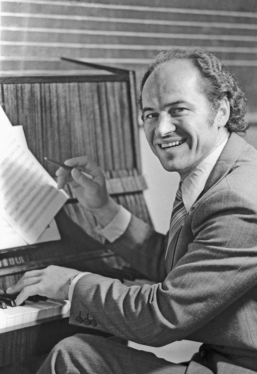 Молдавская ССР. Композитор Евгений Дога сочиняет музыку. 1974 год