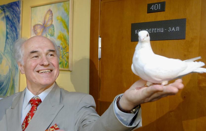 Россия. Москва. Композитор Евгений Дога перед началом своего творческого вечера в киноклубе «Русский путь».  2007 год