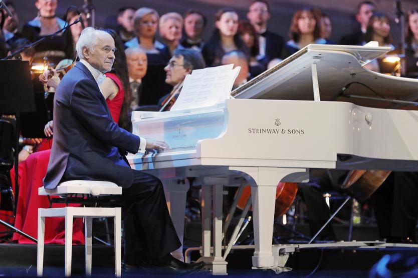 Россия. Москва. 2 июня 2017. Композитор Евгений Дога во время концерта «Диалоги любви», приуроченного к его 80-летию, в Государственном Кремлевском дворце