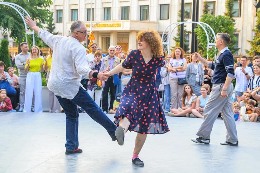 От сальсы до брейкинга. Как Чистопрудный бульвар стал главной танцевальной площадкой Москвы