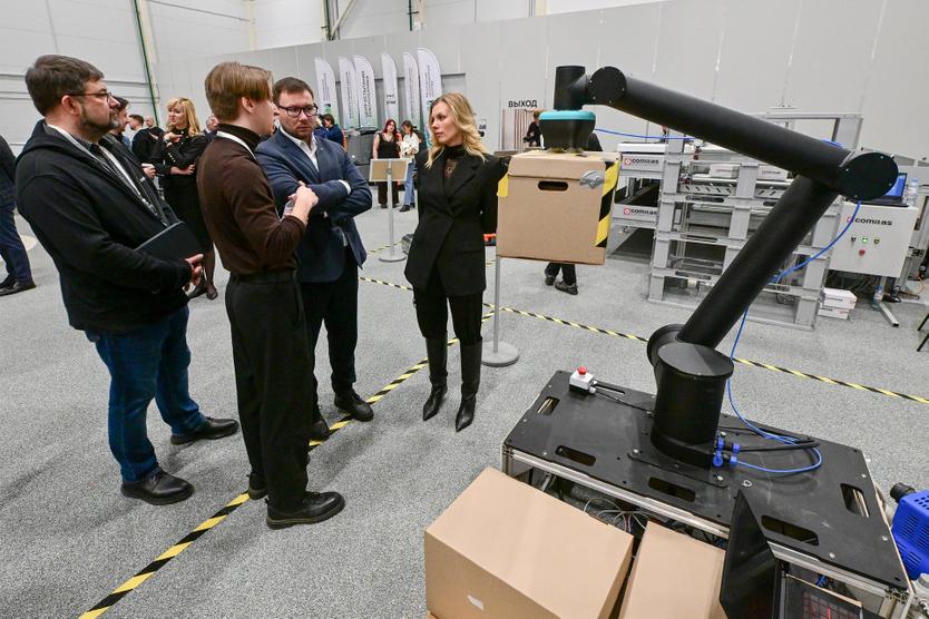 Демонстрационные тестирования роботов в первом в стране центре испытаний робототехники Московского инновационного кластера (МИК) в инновационном центре «Сколково». Робот погрузчик.