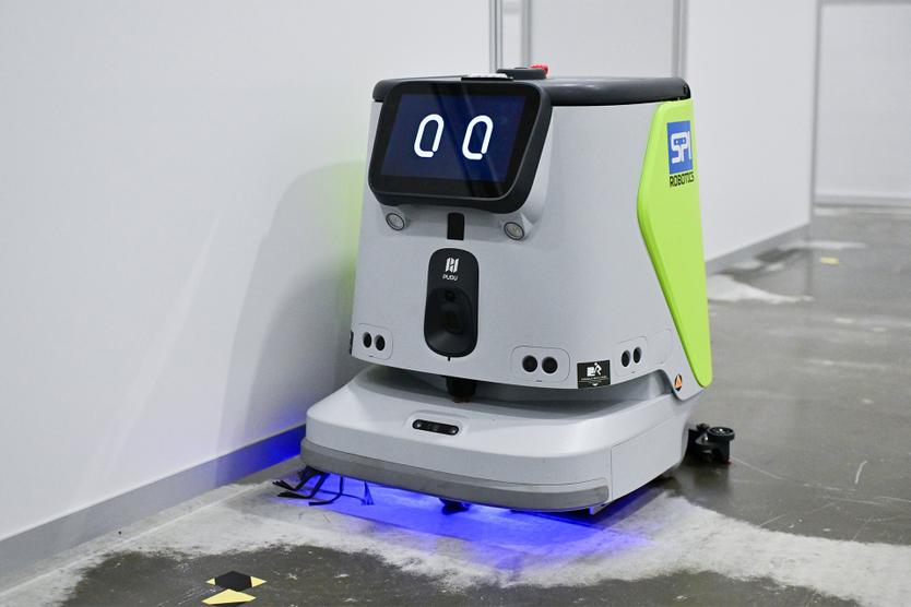 Демонстрационные тестирования роботов в первом в стране центре испытаний робототехники Московского инновационного кластера (МИК) в инновационном центре «Сколково». Робот уборщик Pudu.
