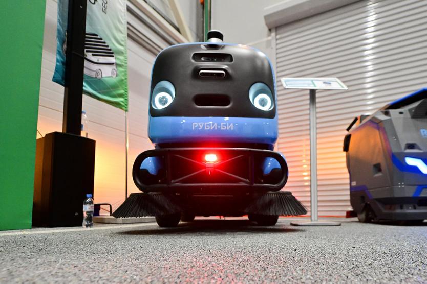 Демонстрационные тестирования роботов в первом в стране центре испытаний робототехники Московского инновационного кластера (МИК) в инновационном центре «Сколково». Робот уборщик Руби-Би (слева) и робот уборщик R2B.
