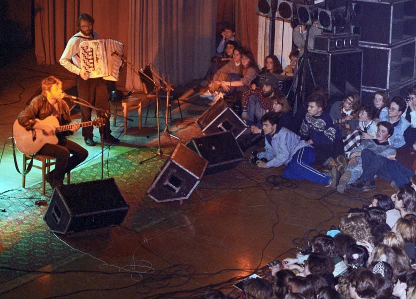 Лидер группы «Аквариум» Борис Гребенщиков во время выступления в ДК имени Горбунова, Москва, 1991 год