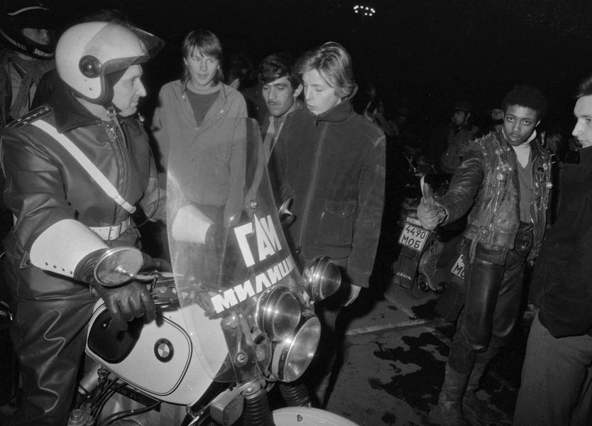 Инспектор ГАИ беседует с рокерами-мотоциклистами, Москва