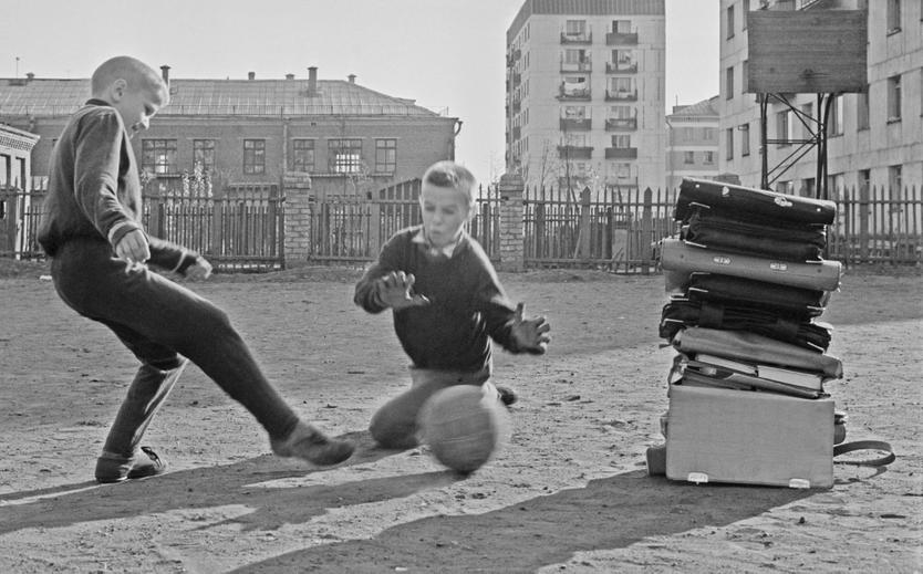 Футбол в школьном дворе, 1963 год