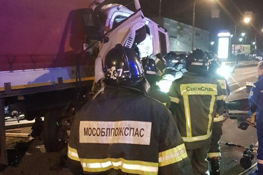 Спасатели достали водителя из искореженной фуры после ДТП в Подмосковье