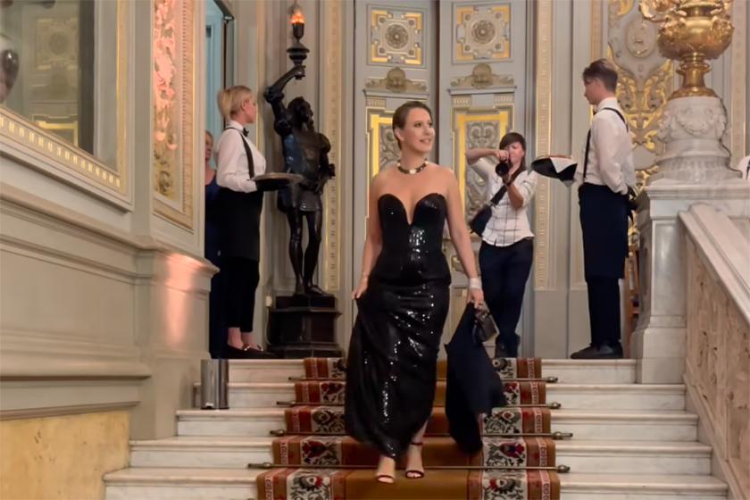 Собчак в платье с обнаженными плечами и глубоким декольте восхитила россиян