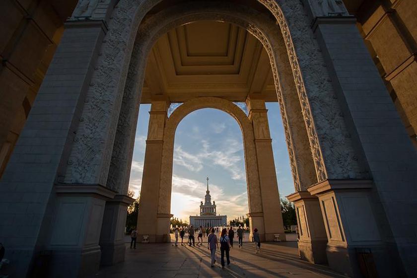 Москвичей пригласили на выставку о моде на ВДНХ