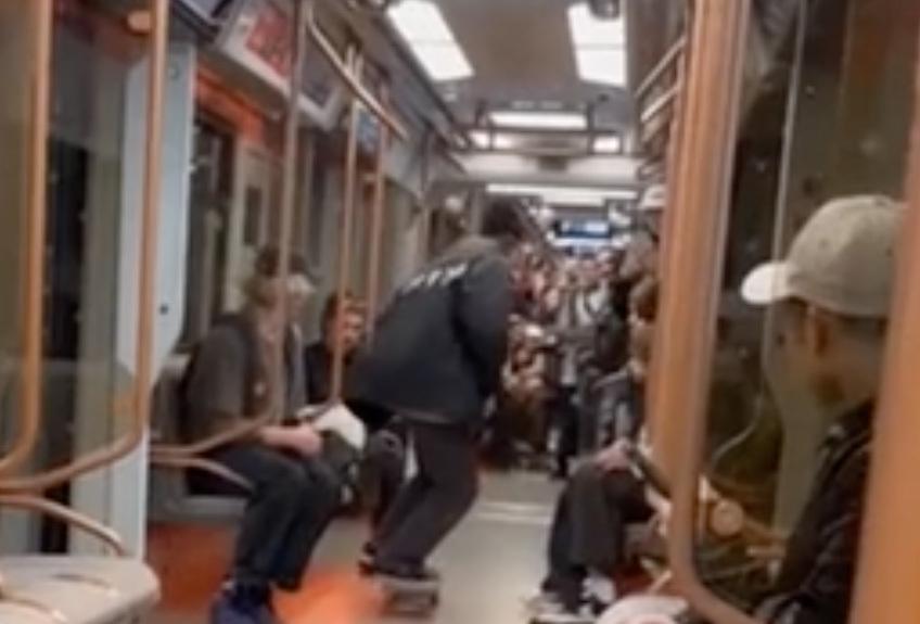 Катание на скейте в поезде столичного метро попало на видео
