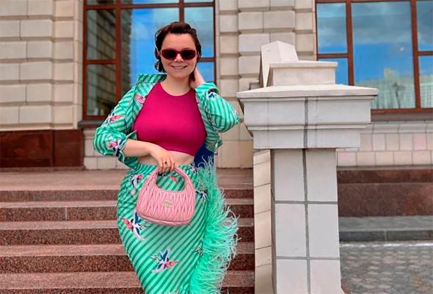 Молодая жена Петросяна в наряде с перьями восхитила россиян