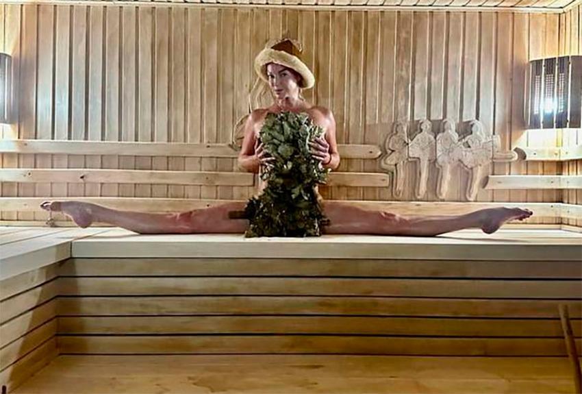 Обнаженная Волочкова опубликовала фото шпагата в бане