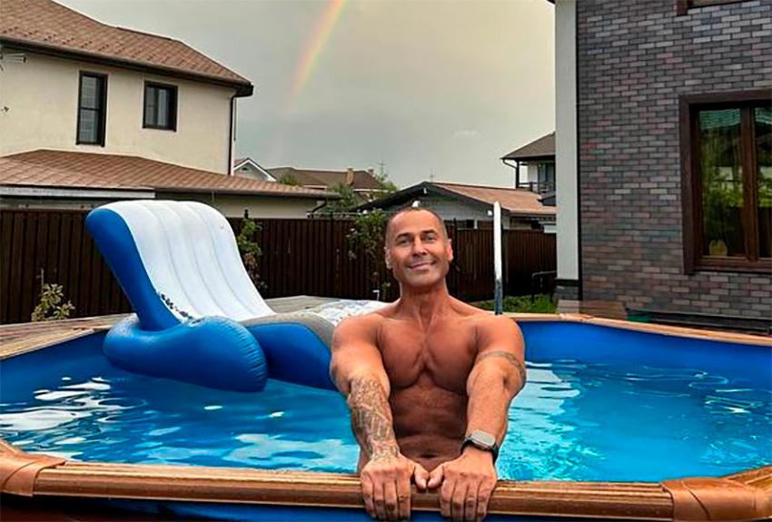 Стас Костюшкин показал обнаженный торс и восхитил россиянок