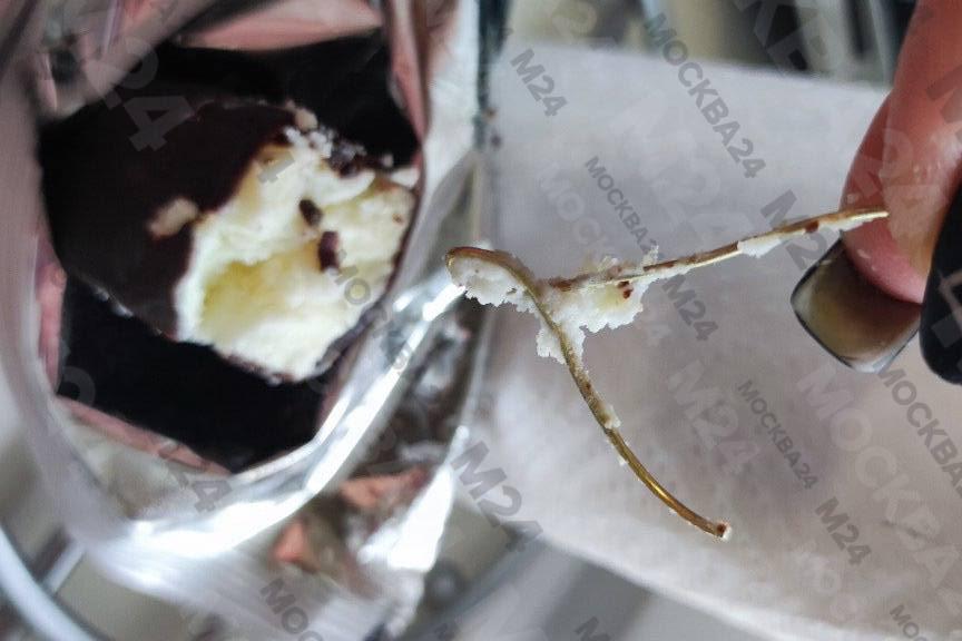 Москвичка обнаружила металлическую проволоку в глазированном сырке