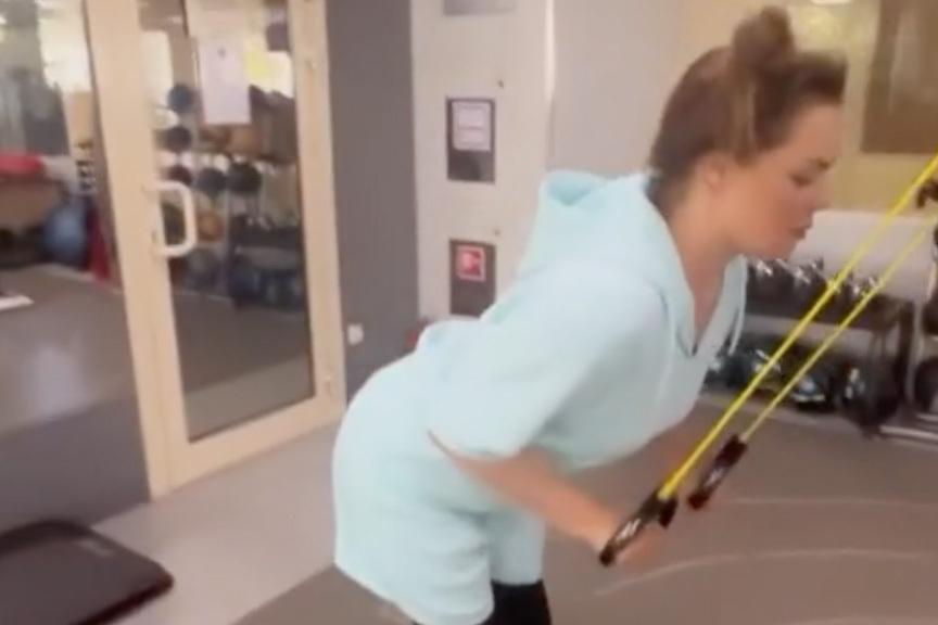 61-летняя Екатерина Андреева записала видео тренировки в спортзале