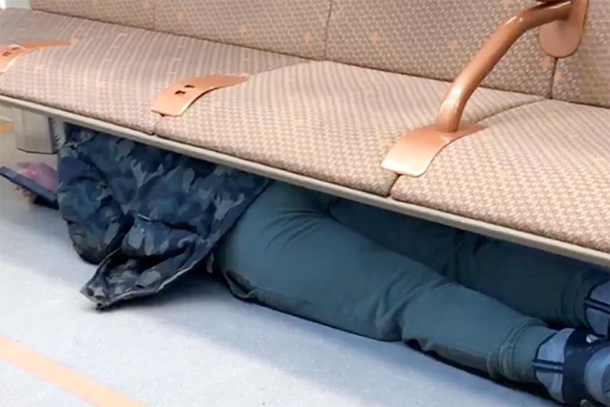 Расположившийся под сиденьями в метро пассажир рассмешил пользователей сети