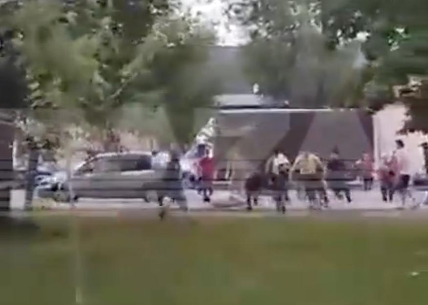 Массовая драка рабочих в Москве попала на видео