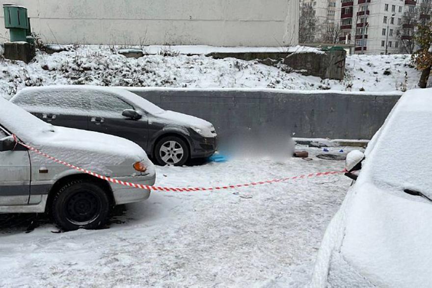 Тело убитой молодой женщины нашли у жилого дома в Москве