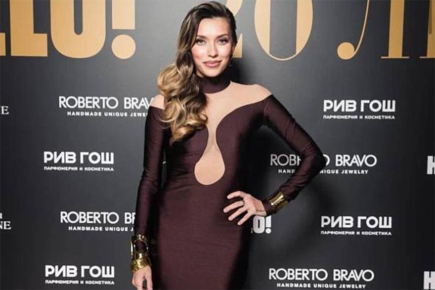 Регина Тодоренко появилась на публике в платье с глубоким вырезом