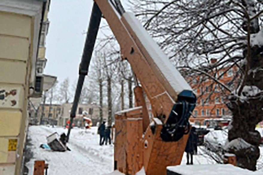 Два человека погибли во время очистки крыши дома от снега в Подмосковье