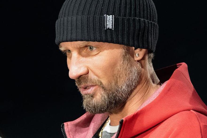 Роман Костомаров начал выходить из комы