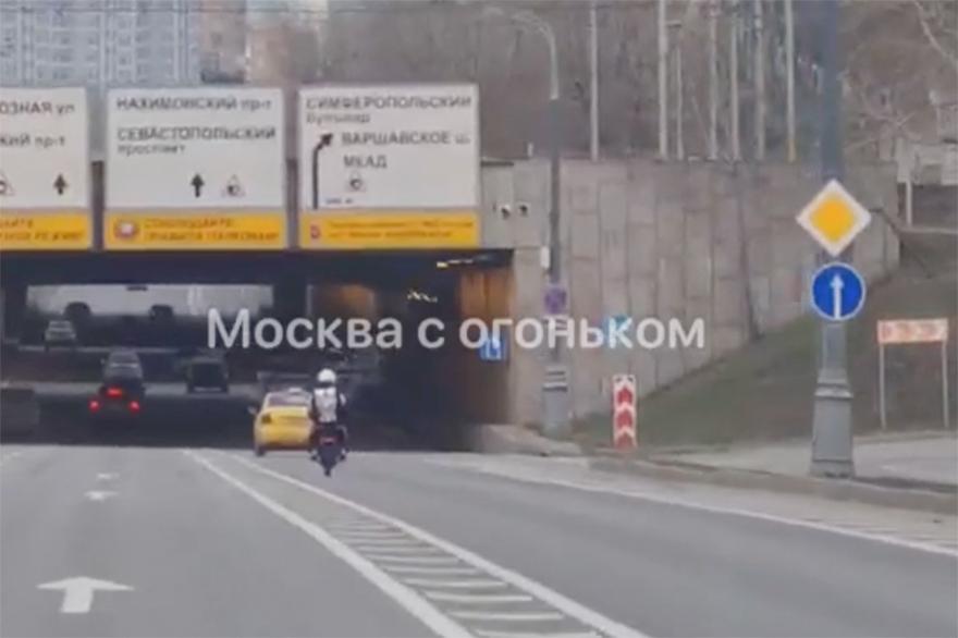 Москвич на моноколесе промчался по проспекту со скоростью 80 километров в час