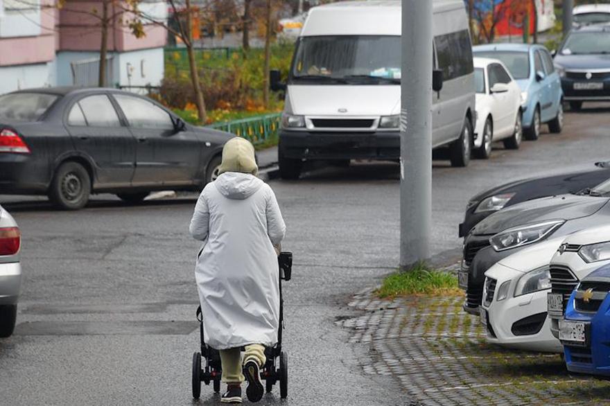 «Неэкономная парковка» во дворе возмутила жителей Подмосковья