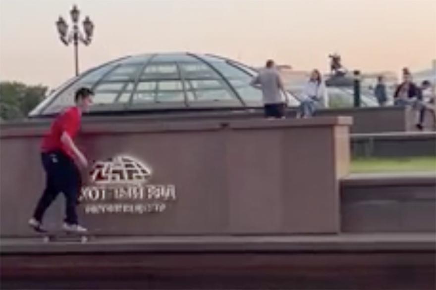 Скейтер проехался по фасаду «Охотного ряда» в Москве и попал на видео