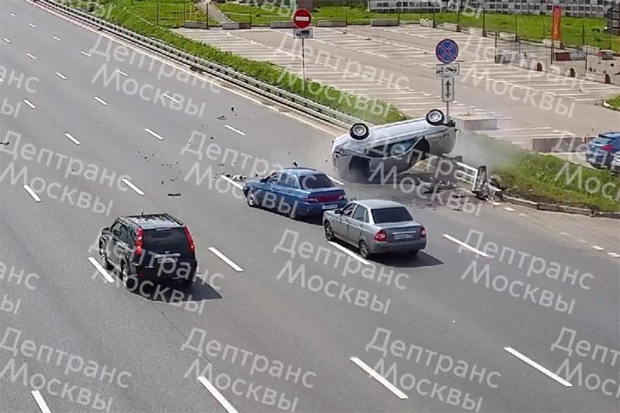 Опубликовано видео аварии с перевернувшимся и задымившимся автомобилем на МКАД