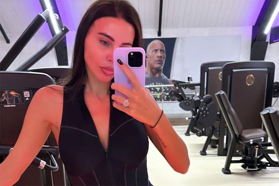 Самойлова в обтягивающем комбинезоне похвасталась успехами в спортзале