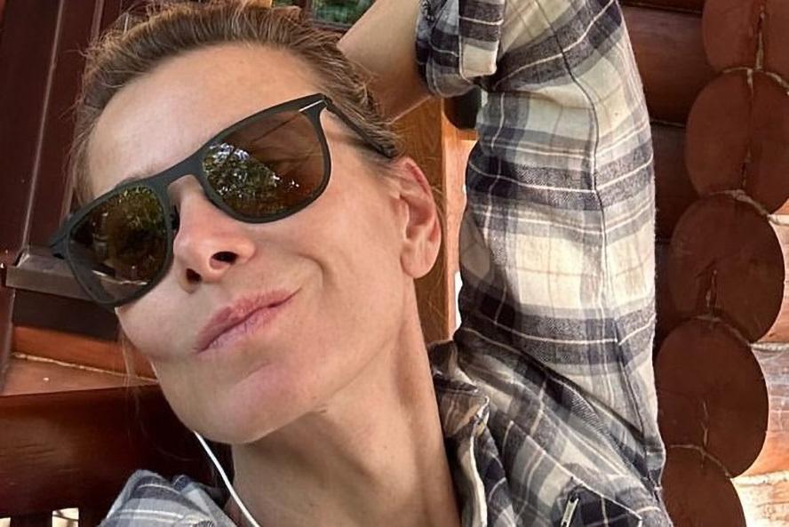 49-летняя Юлия Высоцкая опубликовала фото без макияжа и фильтров