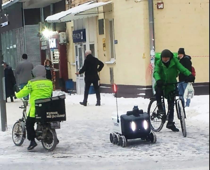 Между курьерами и роботами заметили конкуренцию в Москве