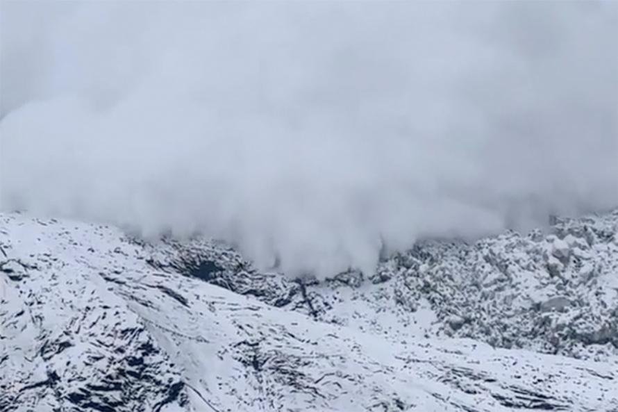 Виктория Боня сняла видео в горах со сходящей в ее сторону снежной лавиной