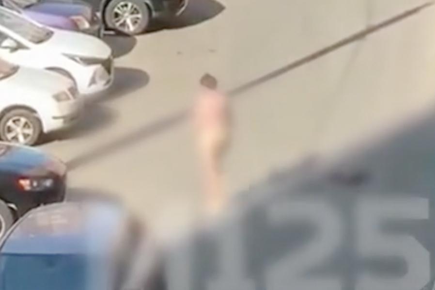 Голый мужчина пробежался по Новой Москве и попал на видео