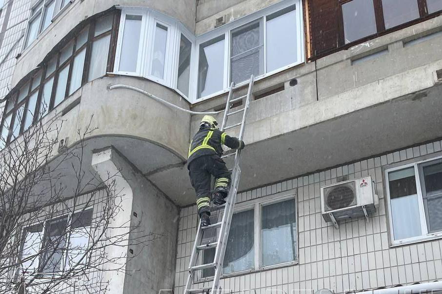 Полуторогодовалого москвича спасли из запертой квартиры