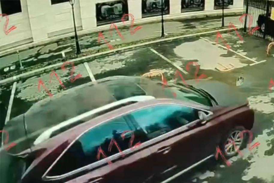 В Москве женщина за рулем Lexus врезалась в жилой дом