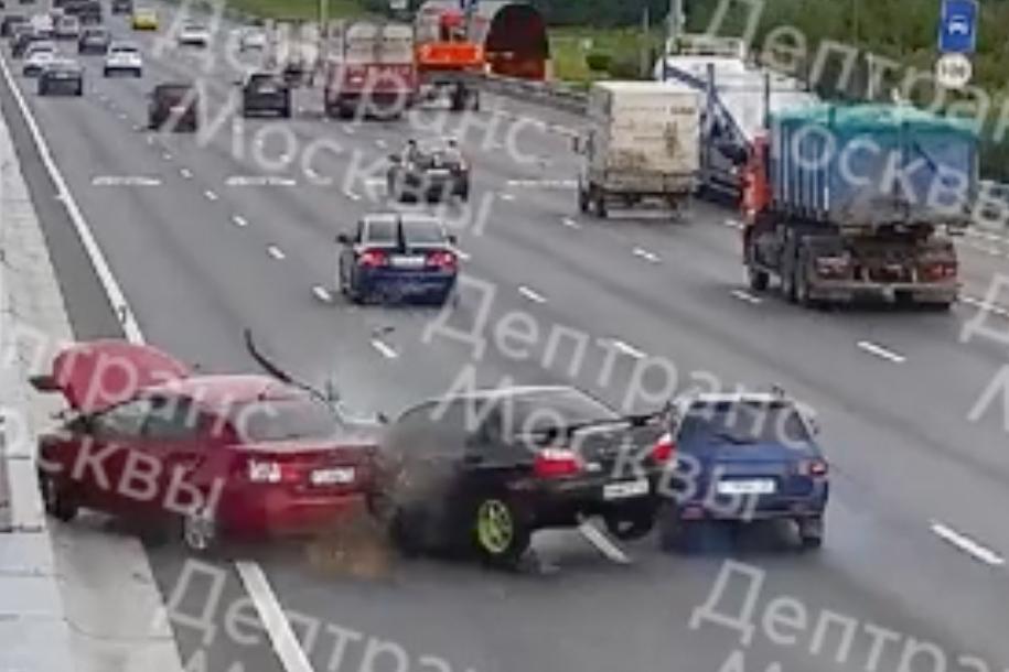 Массовая авария на МКАД попала на видео