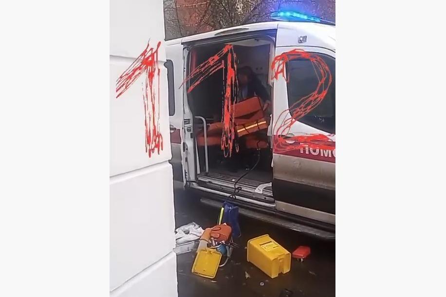 Неадекватный москвич разгромил приехавшую к нему машину скорой помощи