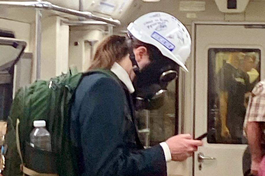 Необычная экипировка пассажира московского метро развеселила пользователей сети